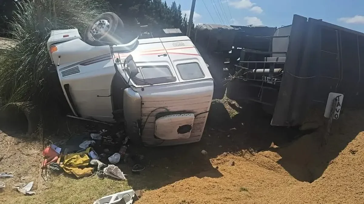 Camionero herido tras vuelco en la ruta de Etcheverry, complicaciones para el tránsito