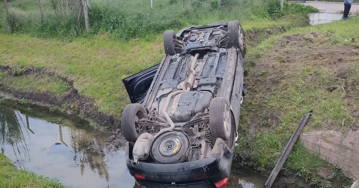 Camioneta vuelca en Melchor Romero y deja a cinco heridos en el hospital
