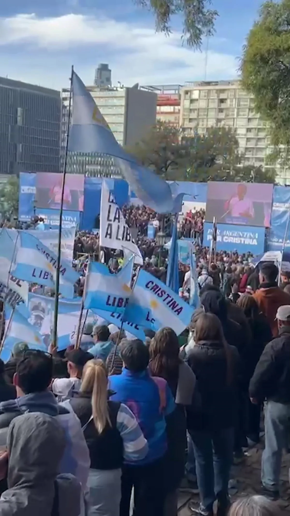 Cánticos y protestas marcan el acto del kirchnerismo en Parque Lezama hoy