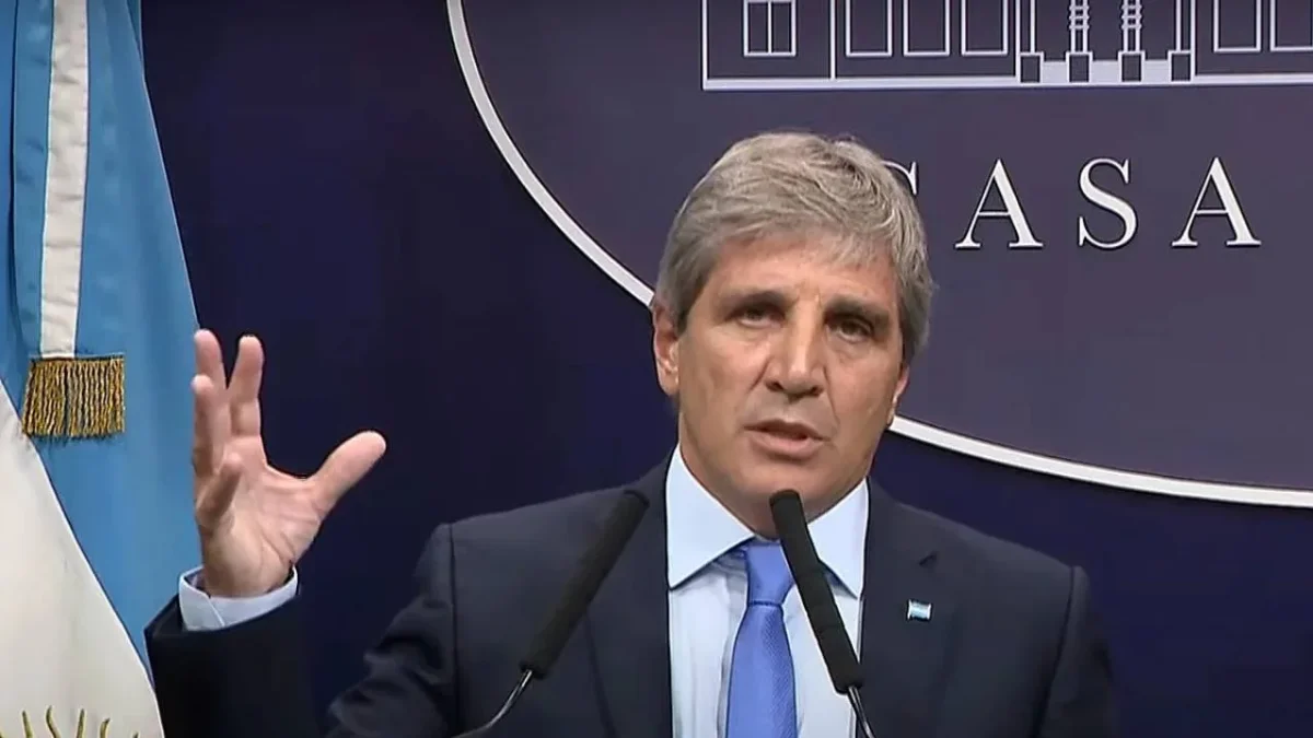 Caputo afirma que la economía argentina sigue en ajuste de precios, vecinos preocupados por la inflación