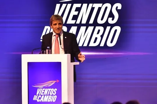 Caputo asegura que la economía se mueve a dos velocidades y reafirma compromiso con el FMI