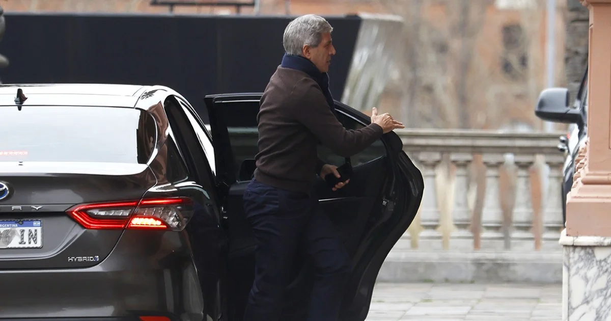 Caputo avanza con medidas económicas a pesar de la oposición de Milei en el gabinete