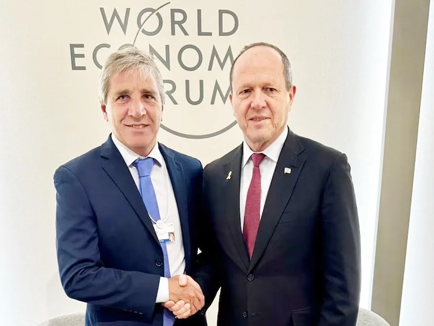 Caputo busca fortalecer vínculos económicos tras reunión con ministro israelí en Buenos Aires