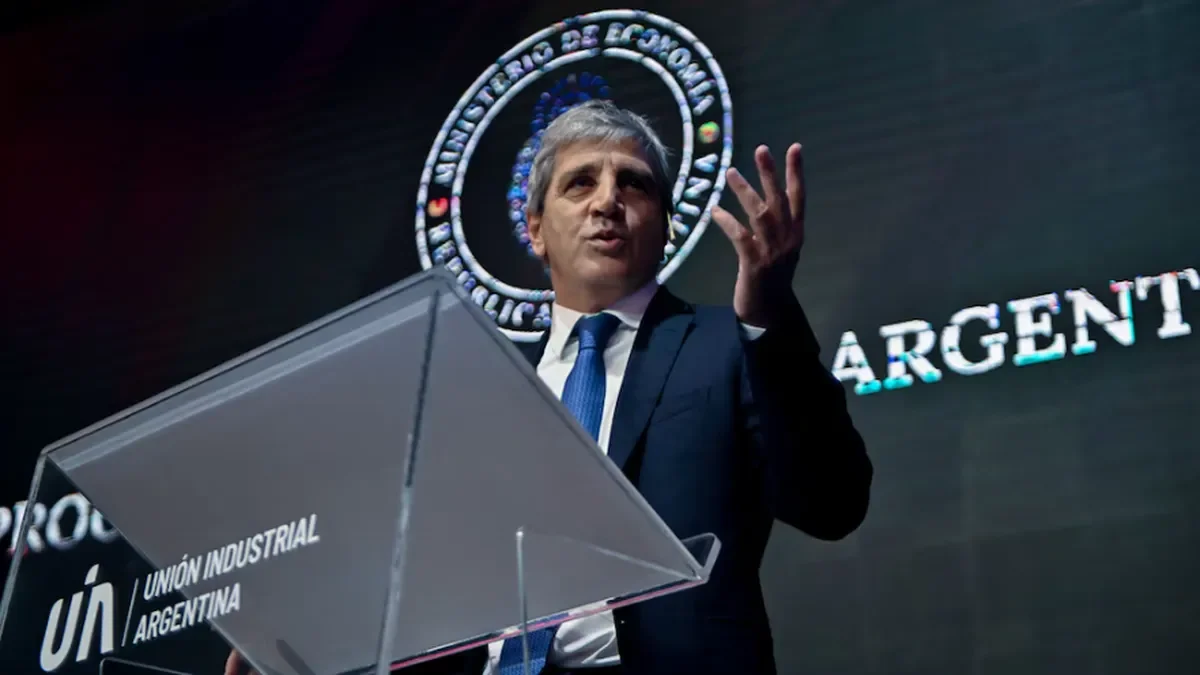 Caputo minimiza el caso de Adorni y asegura un futuro económico prometedor para la región