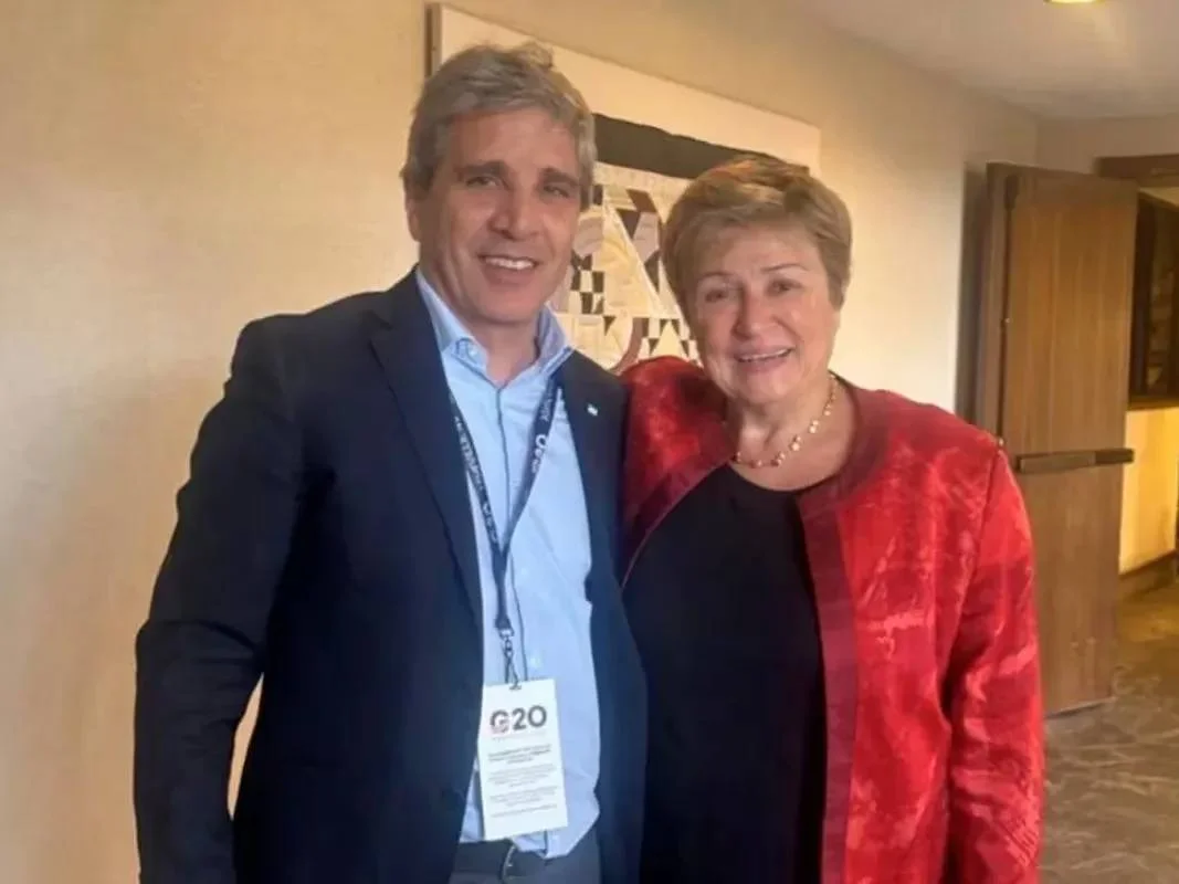 Caputo resalta logros económicos argentinos en encuentro con Georgieva en EE. UU.