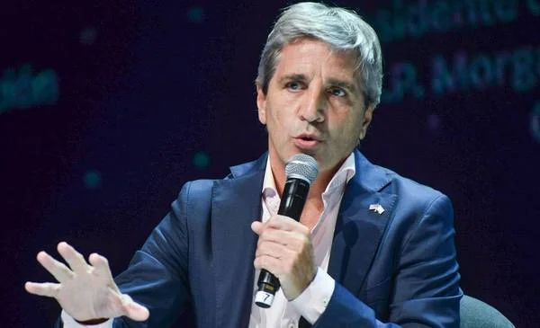 Caputo responde a rumores de devaluación con fuerte crítica a la clase política