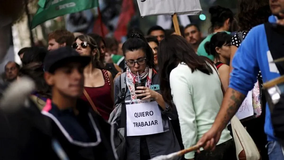 Casi el 70% de los jóvenes en La Plata enfrenta empleo informal y precarizado