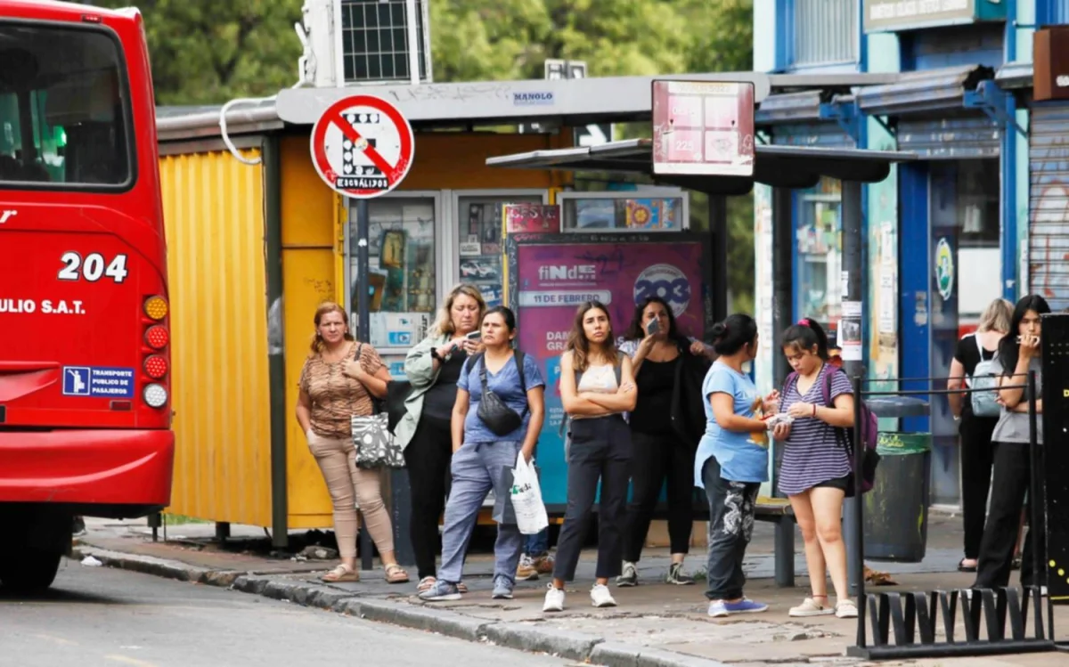 Choferes de micros en alerta: la paritaria de UTA se estanca y afecta a pasajeros en La Plata.