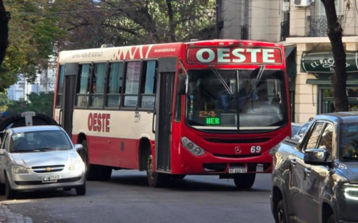 Choferes de micros en La Plata celebran acuerdo que mejora sus salarios tras amenaza de paro