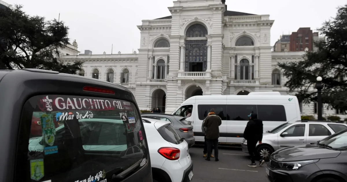 Choferes de Uber y DiDi interrumpen el tránsito en La Plata por reclamos de regulación