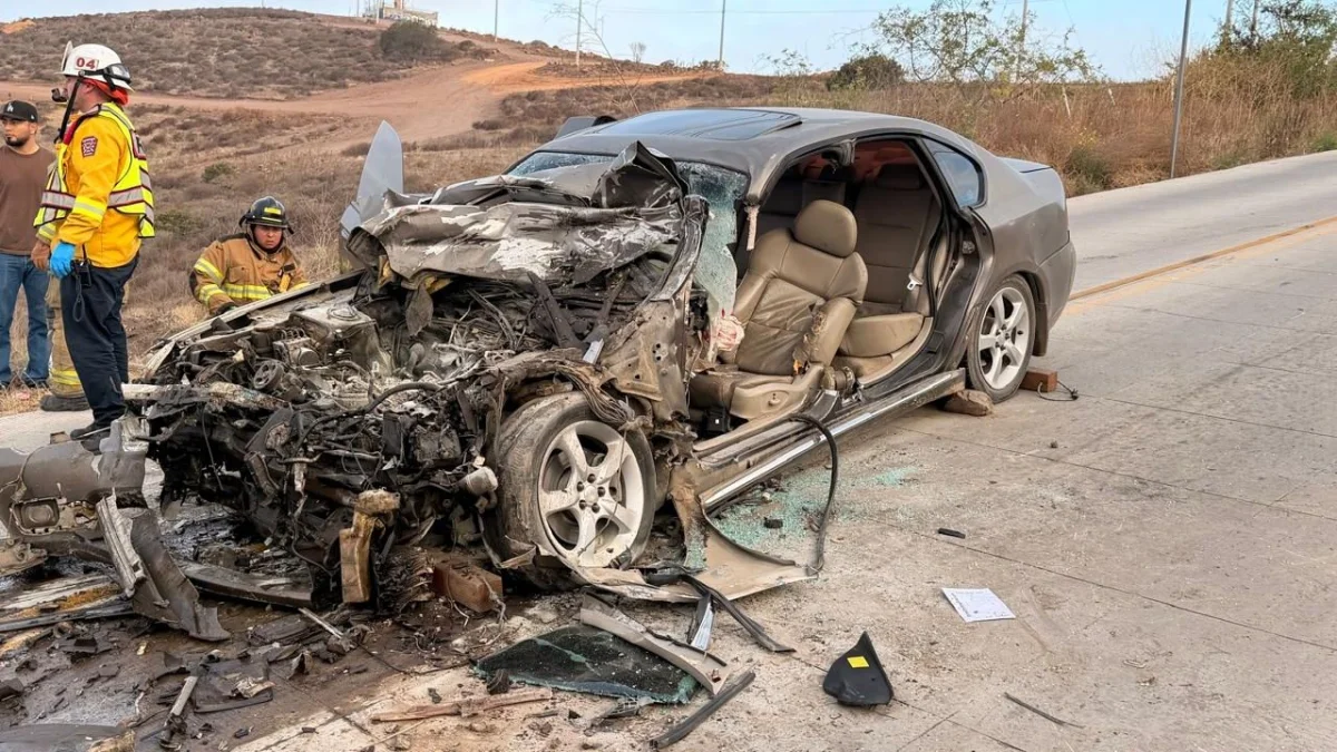 Choque en Ensenada provoca heridas a 3 personas y congestiona el tráfico