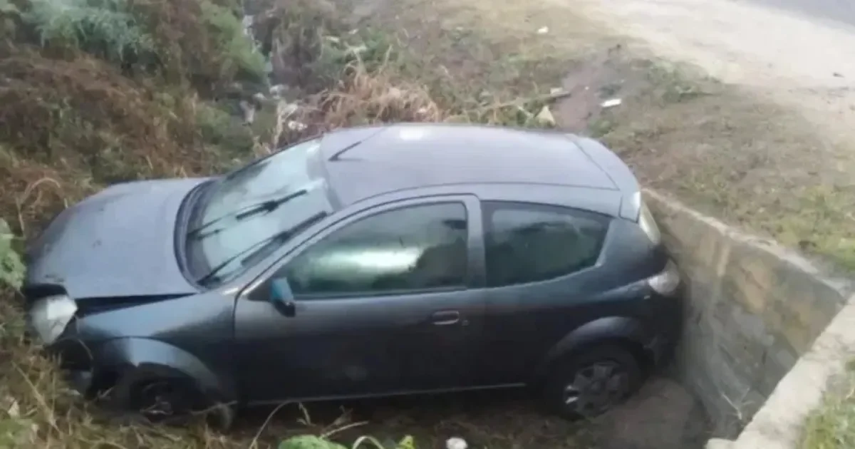 Choque en La Plata: auto se desliza por rotonda y cae en zanja, complicando el tránsito