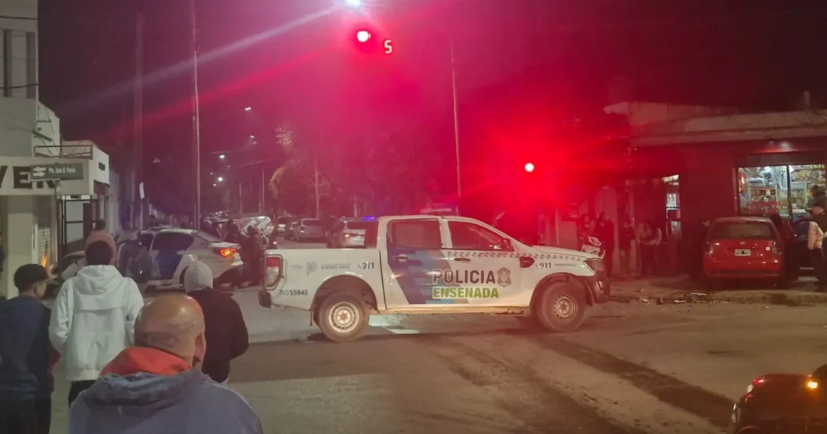 Choque entre un auto y un patrullero deja daños en un local de Ensenada