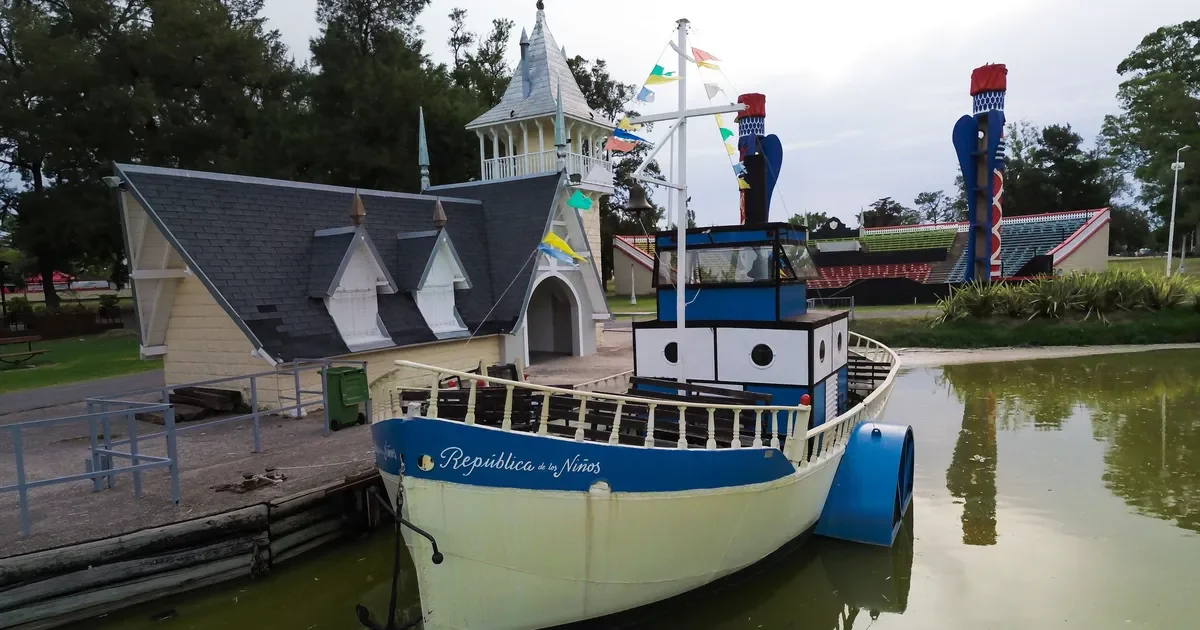Cianobacterias en el lago de la República de los Niños: alerta que preocupa a los visitantes y pescadores