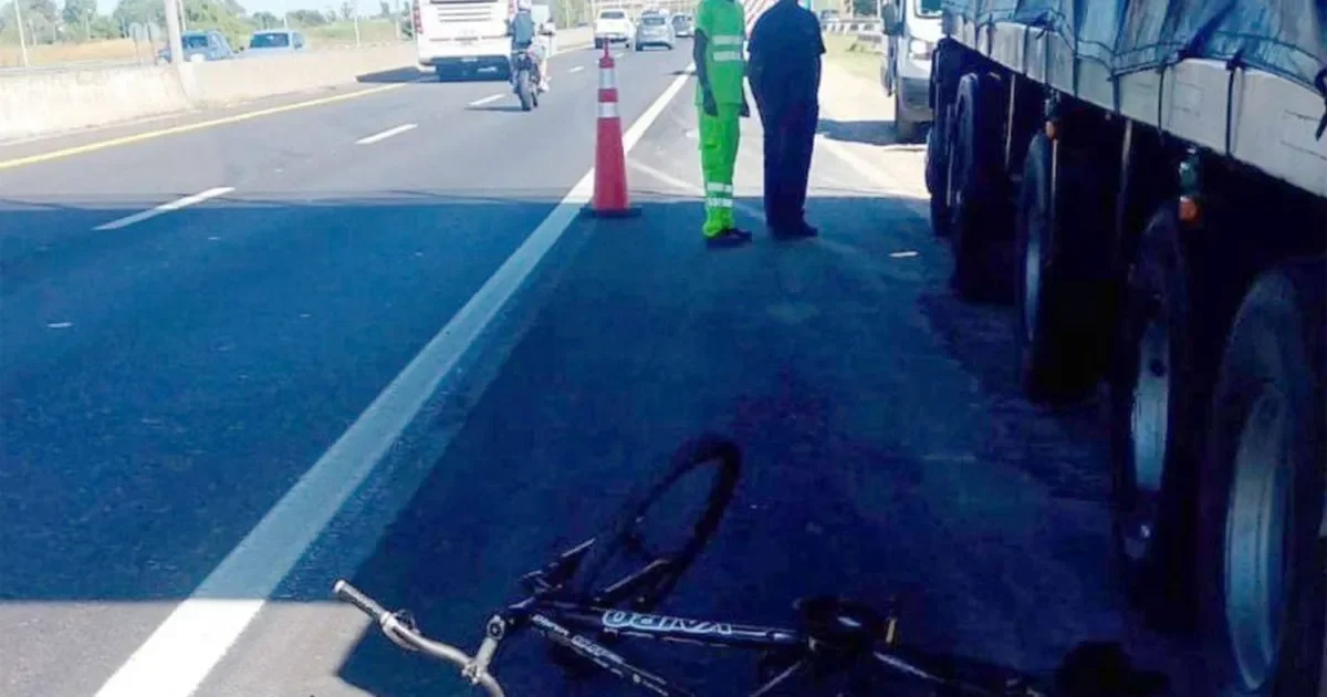 Ciclista sufre fractura tras colisión con camión detenido en la Autopista La Plata-Buenos Aires