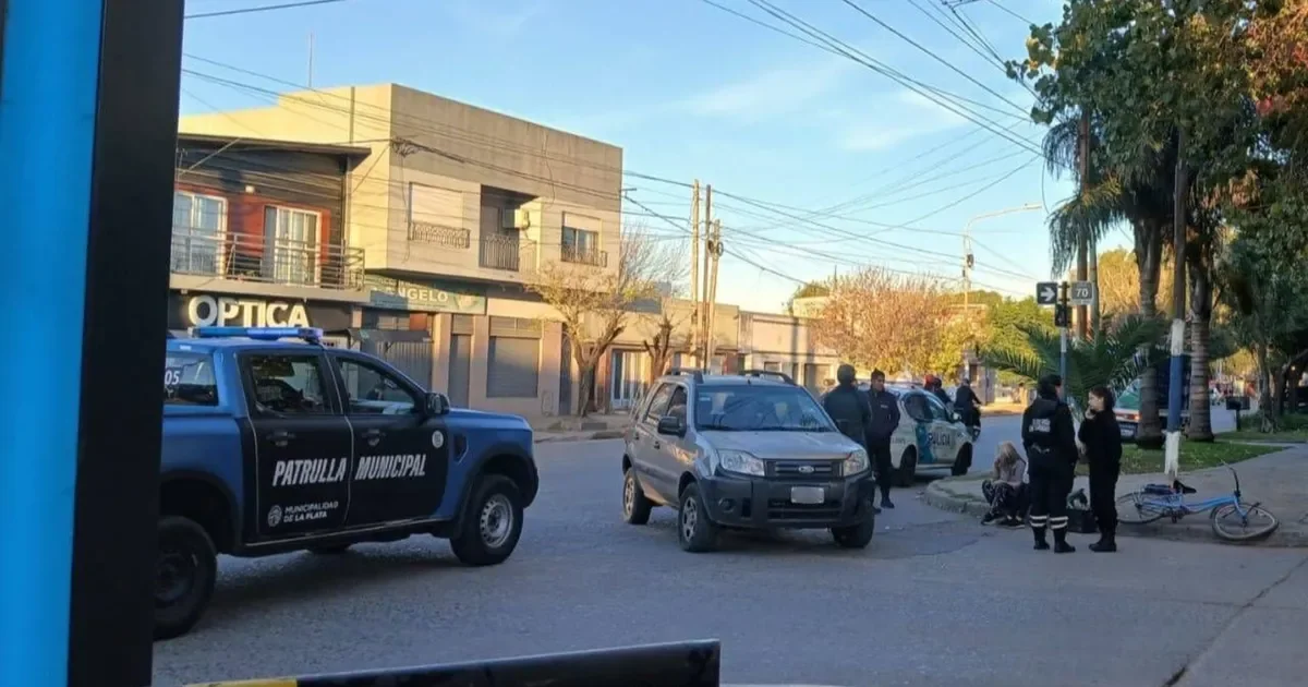 Ciclista sufre grave accidente en La Plata: el impacto la deja atrapada bajo una camioneta