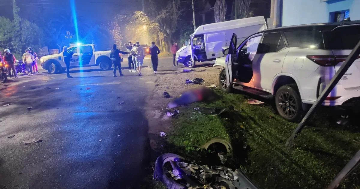 City Bell: vecinos conmocionados tras el fatal accidente de camionetas y moto