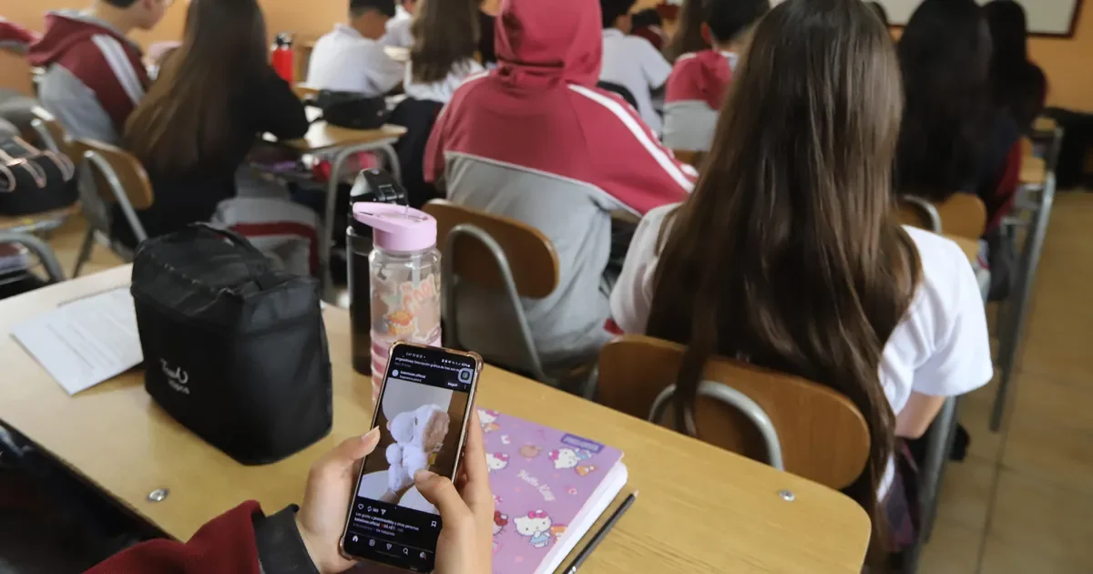 Colegios privados de La Plata limitan el uso de celulares en aulas para mejorar la concentración