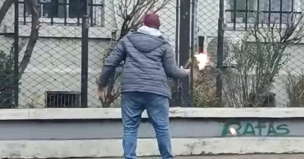 Concejo Deliberante de Berisso bajo ataque: un hombre lanza una bomba molotov en plena sesión