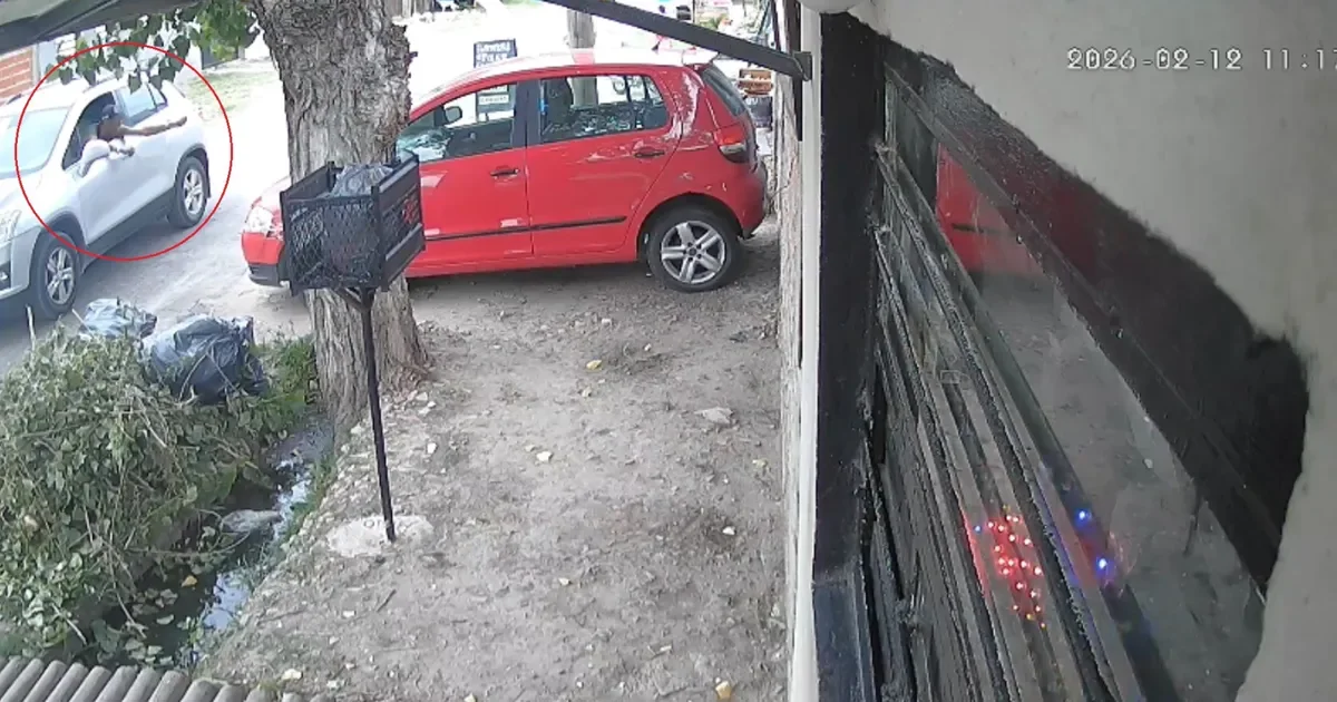 Conductor arrestado en La Plata por intento de atraer a niños con caramelos en la calle