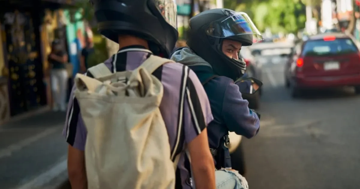 Conductor de Uber Moto herido por bala en Los Hornos: preocupación entre los vecinos