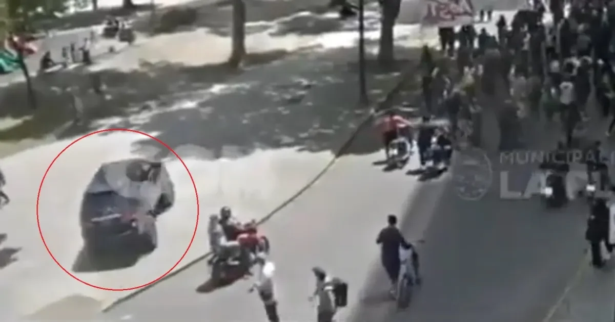 Conductor imprudente en Plaza Moreno: vecinos preocupados por la seguridad vial