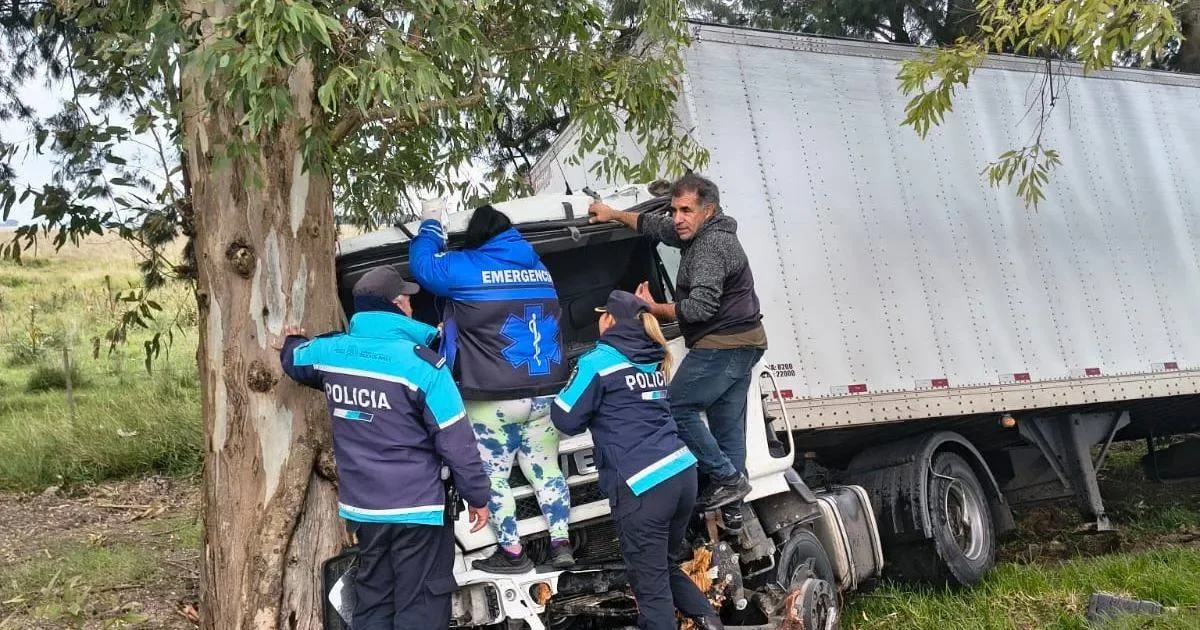Conductor rescatado tras accidente de camión en Ruta 2, complicaciones para el tránsito