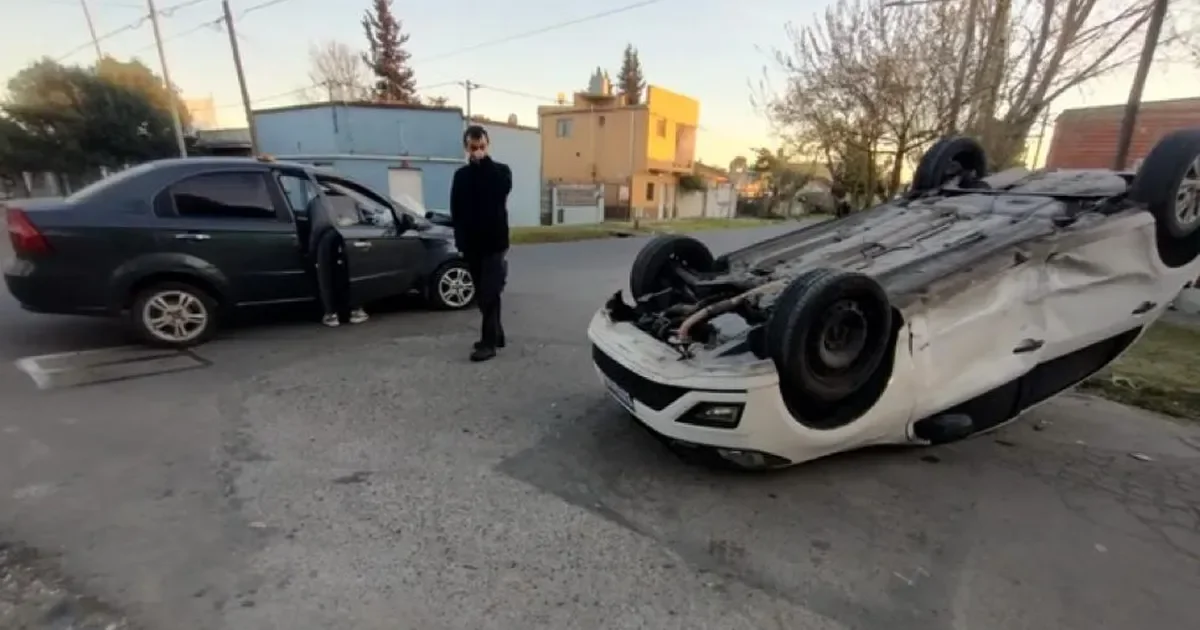 Conductora internada tras vuelco en accidente de tránsito en la ruta a La Plata