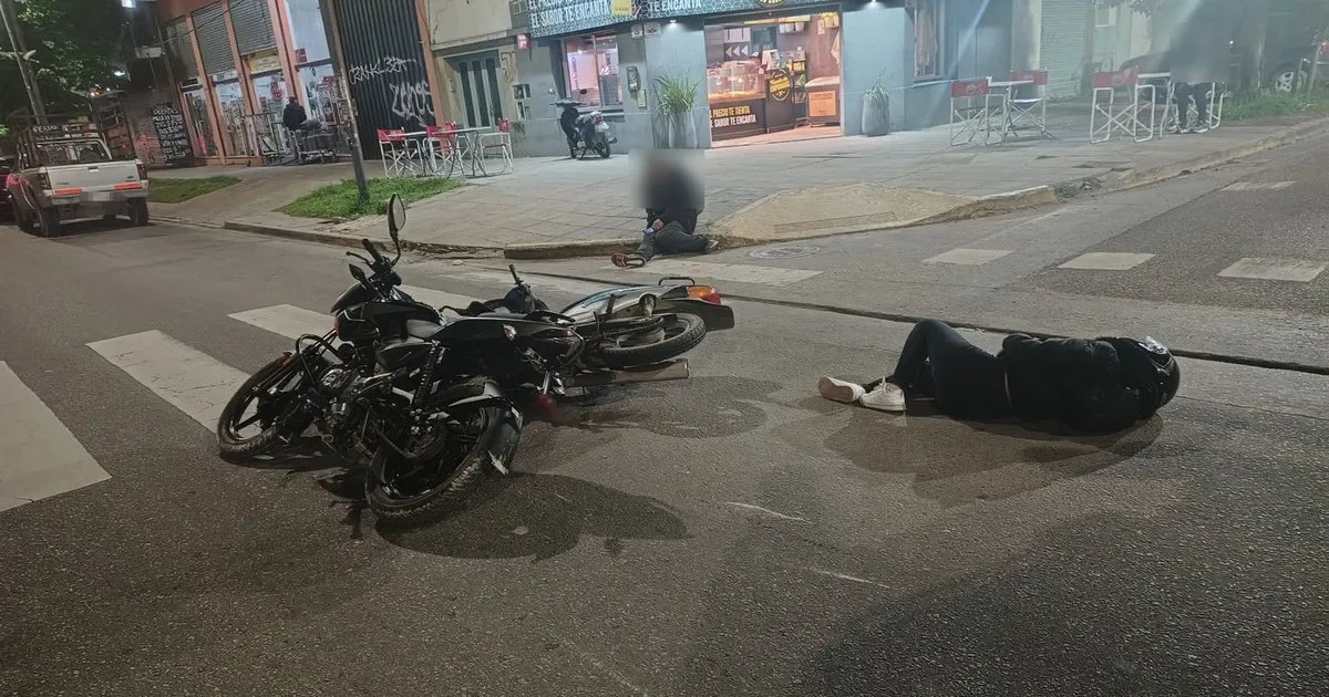 Conductores de motos hospitalizados tras colisión en La Plata, generando preocupación en la comunidad