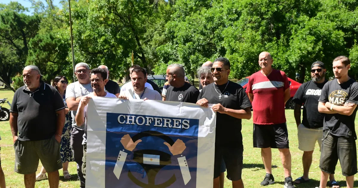 Conductores de Uber y DiDi en La Plata se manifiestan por tarifas insuficientes