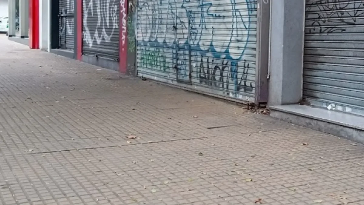 Crecen los locales vacíos en La Plata: un desafío para comerciantes y vecinos