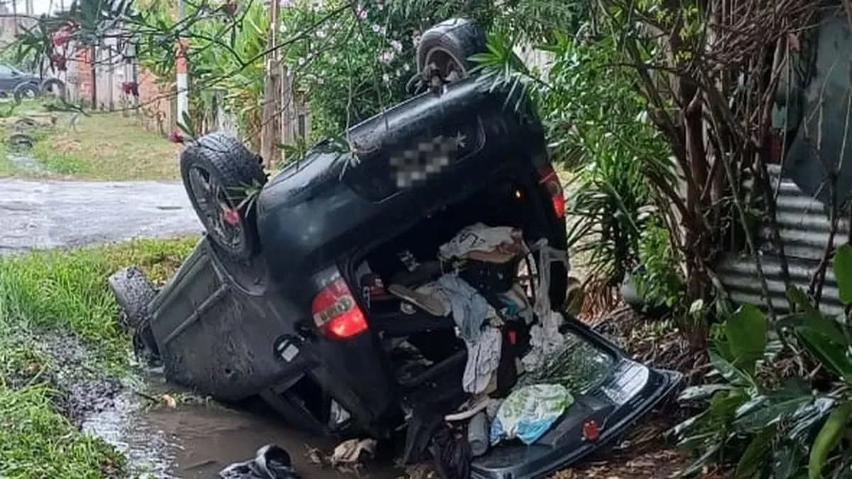 Cuatro delincuentes detenidos tras espectacular vuelco de auto en La Plata