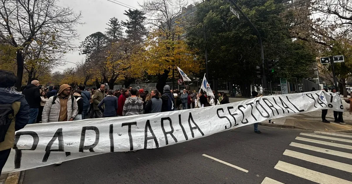Cultura y lucha: trabajadores del Ministerio de Infraestructura se movilizan en La Plata