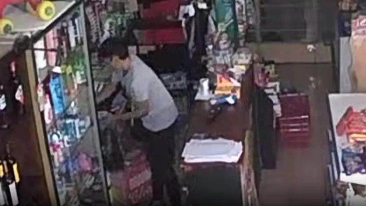 Delincuente filmado durante el robo a un kiosco en Los Hornos; vecinos preocupados