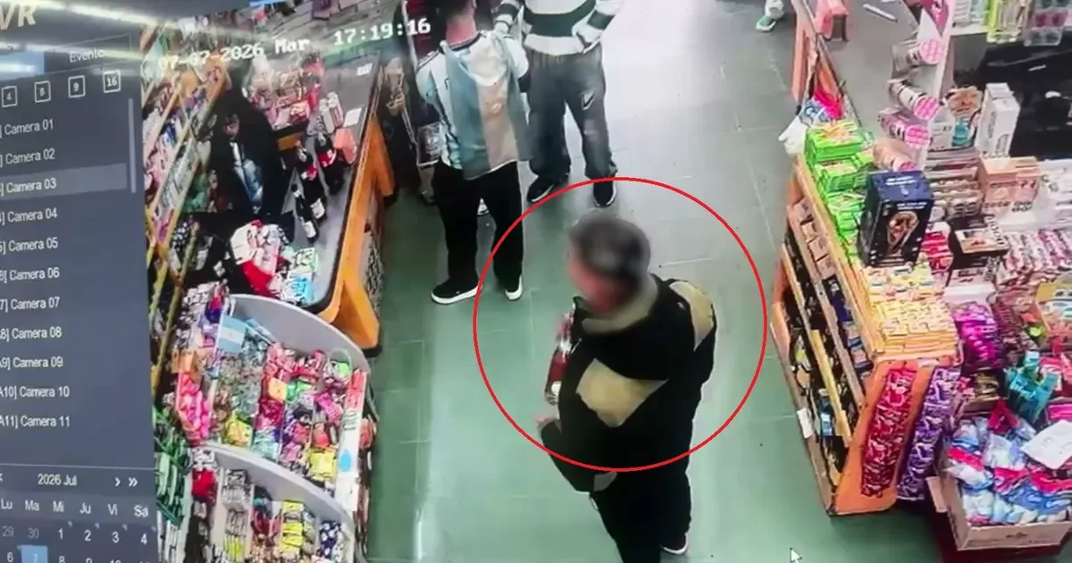Delincuentes disfrazados de compradores roban fernet y escapan en Berisso