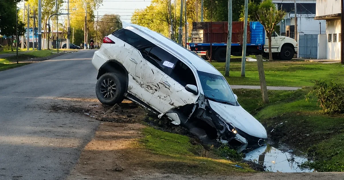 Delito en La Plata: robo de camioneta termina en persecución y caída en zanja en San Carlos