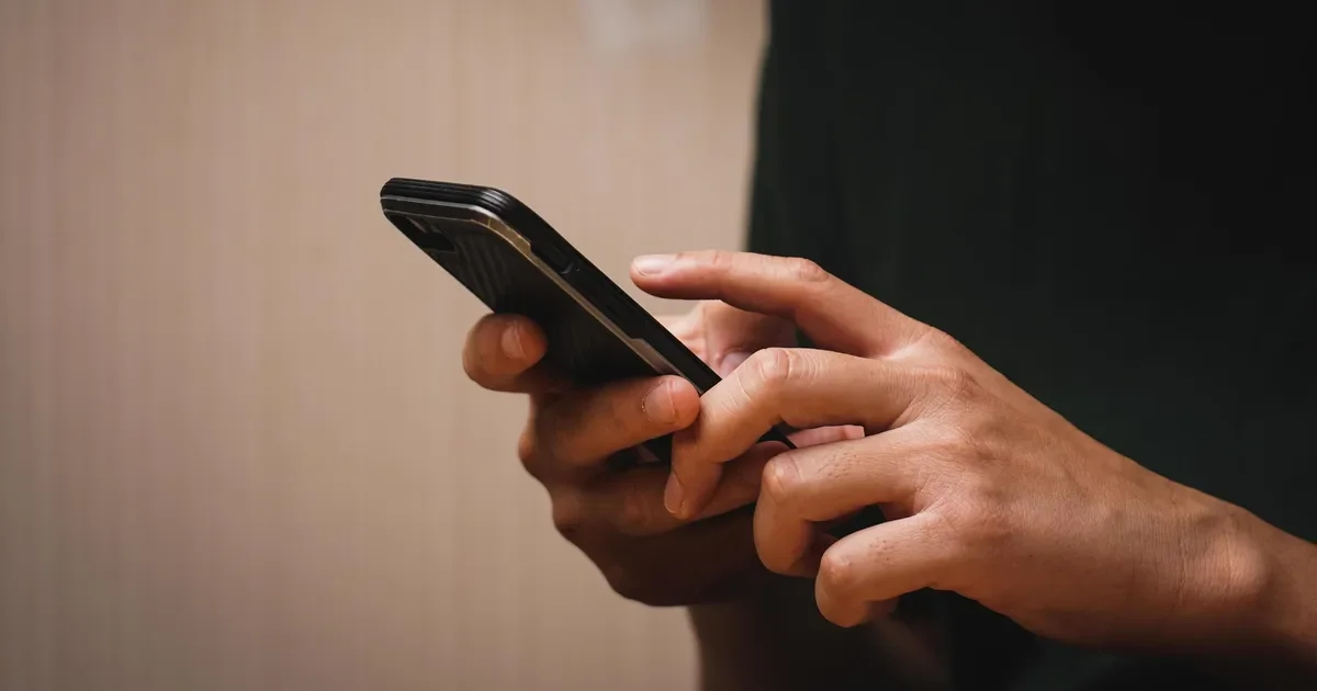 Denuncian en La Plata el uso de fotos de joven en perfil falso de Tinder que cita a personas