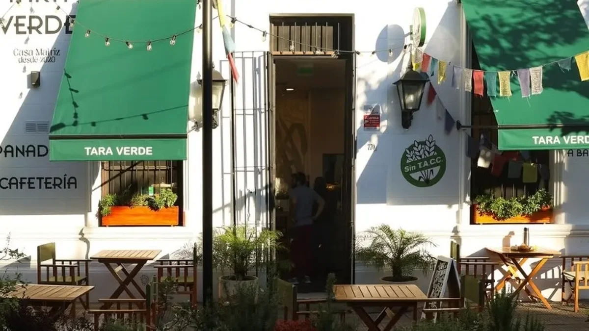 Denuncian presencia de gusanos en nueces de un local vegano en La Plata