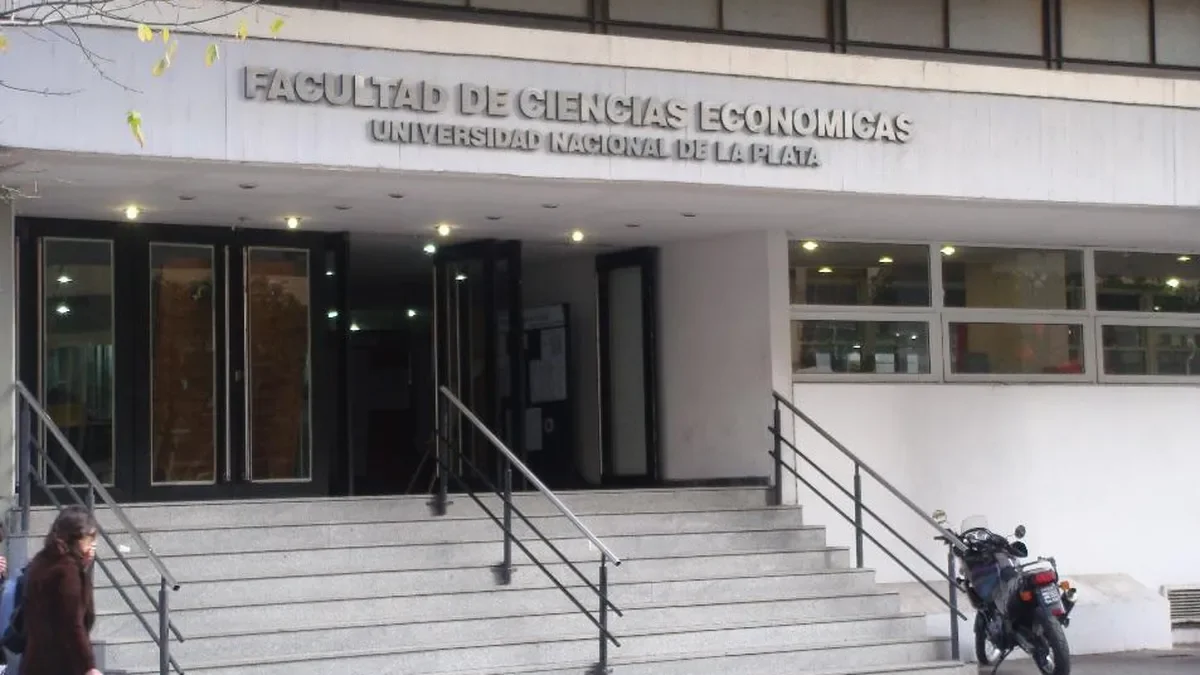 Denuncias de persecución política sacuden la Facultad de Economía de la UNLP tras expulsiones.