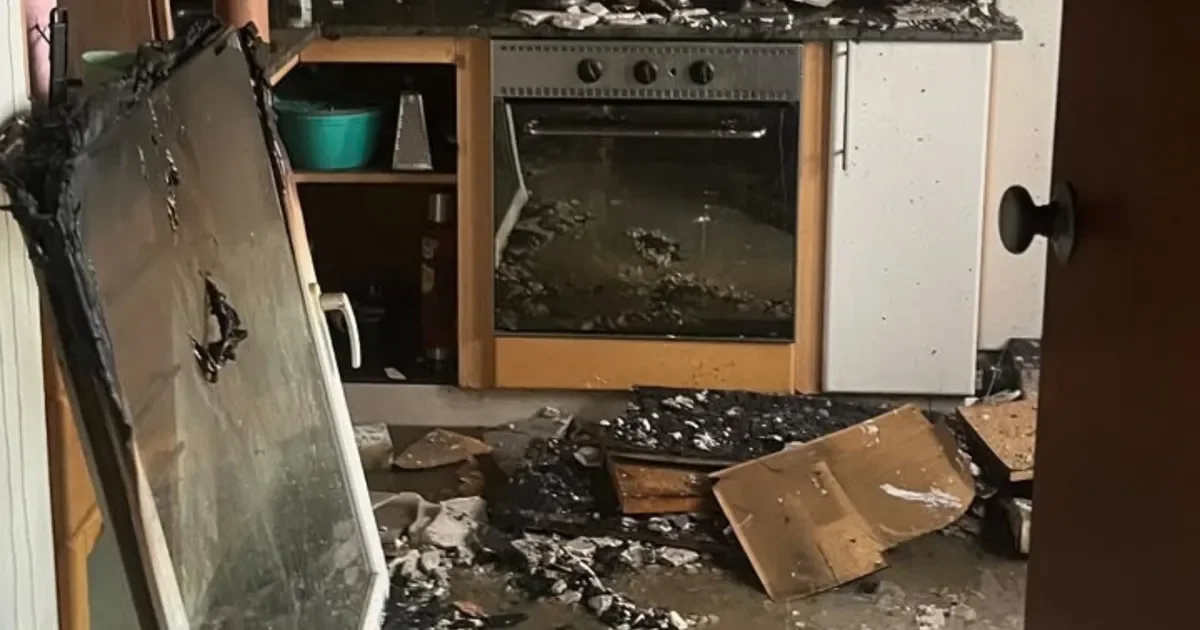 Desalojo y daños en departamento de La Plata tras incendio por pava eléctrica
