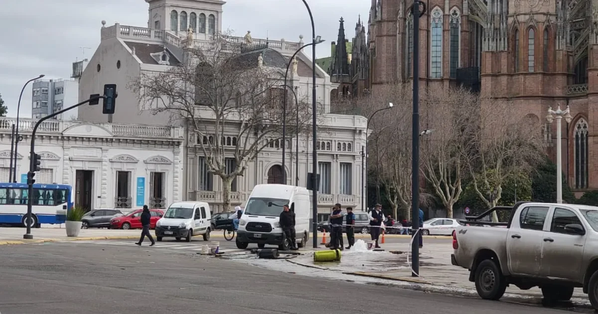 Descompensación al volante en Plaza Moreno genera emergencia por pérdida de agua