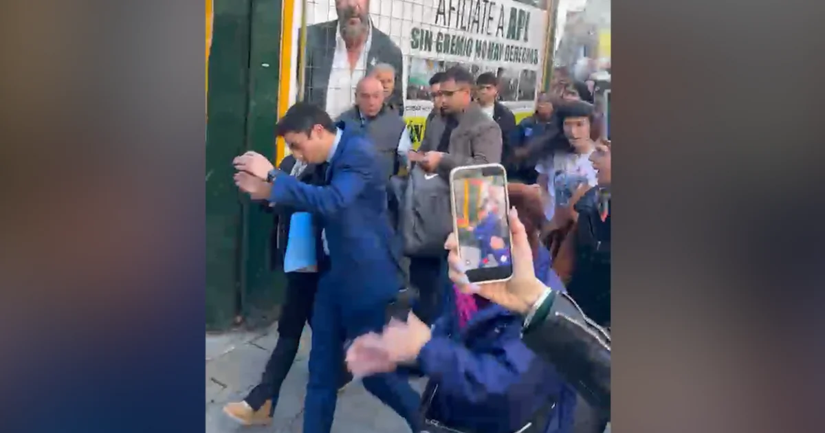 Descontento en La Plata: senadores libertarios enfrentan protestas tras nombramiento polémico en la Biblioteca