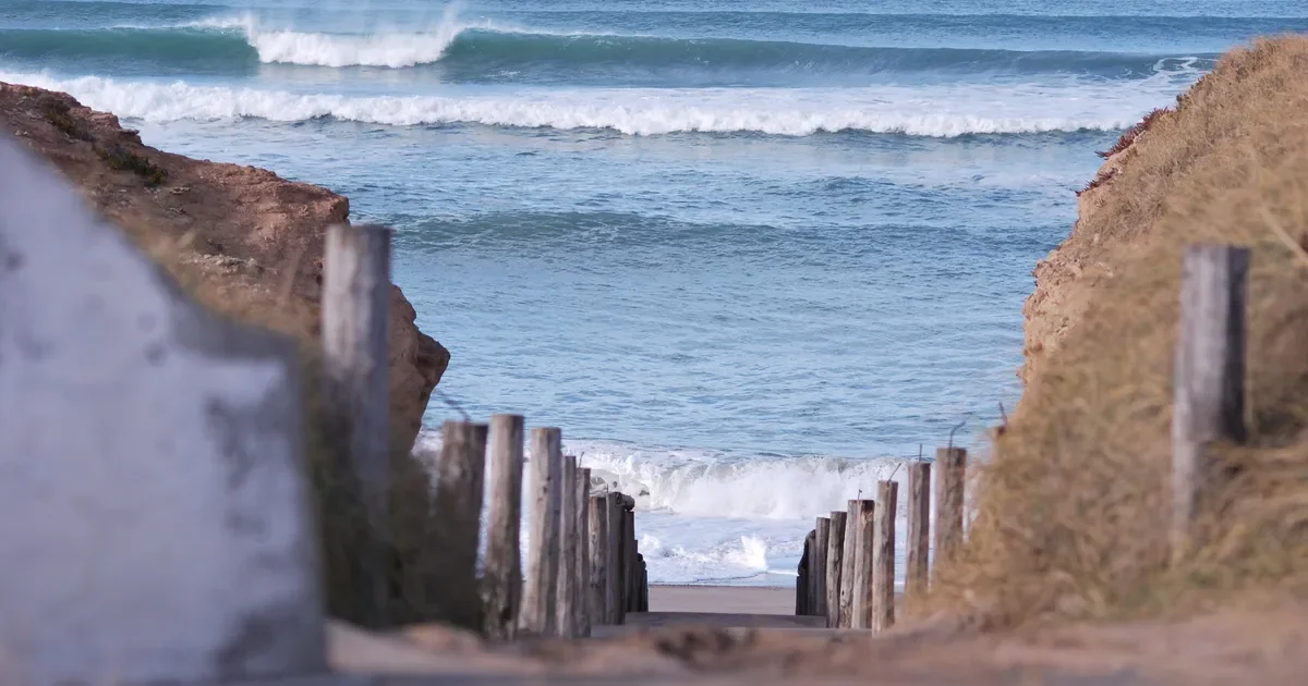Descubre el refugio oculto en la costa atlántica para disfrutar de playas tranquilas y entorno rural.