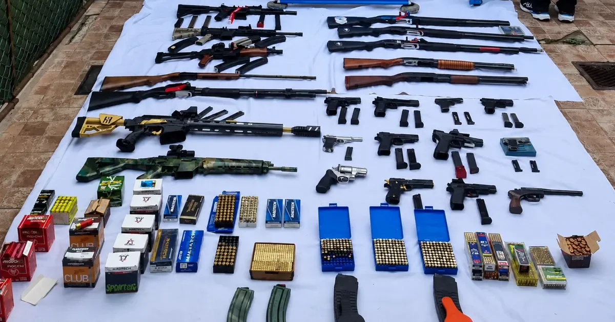 Descubren arsenal en casa de adolescente de La Plata tras video armado en redes sociales