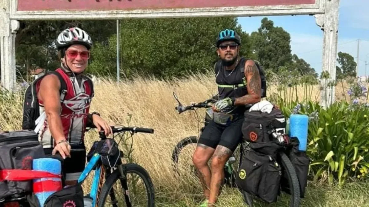 Desde La Plata hasta la costa: una pareja recorre 300 km en bicicleta por sus sueños