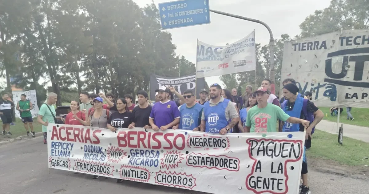 Despedidos de Acerías Berisso marchan para exigir la reactivación de sus puestos laborales