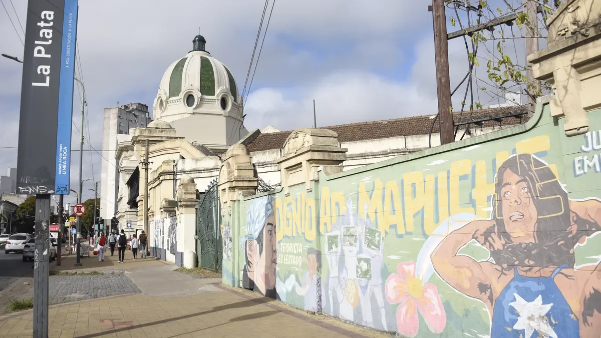 Desvíos complican el tránsito en La Plata, afectando a pasajeros de la Estación de Trenes