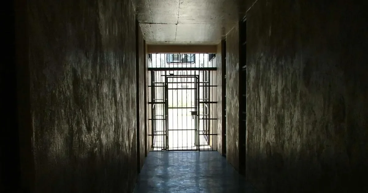 Detectan muerte en celda de un preso por intento de homicidio en La Plata: conmoción en el penal