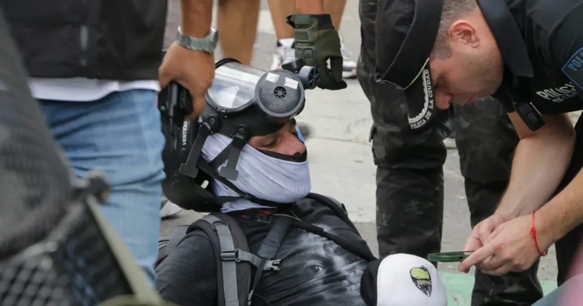 Detenido fotógrafo platense en medio de los disturbios por la reforma laboral