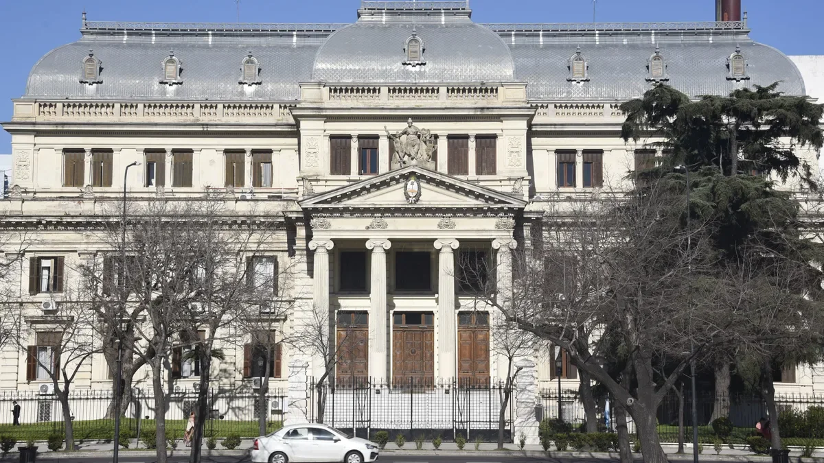 Detenidos empleados de la legislatura por graves acusaciones de abuso sexual